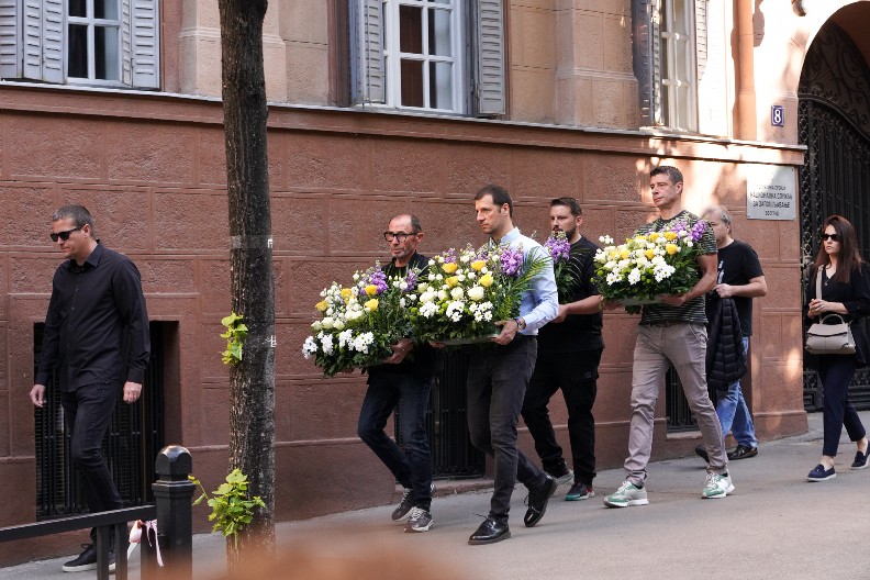 DVE GODINE OD MASOVNOG UBISTVA U ŠKOLI Reka ljudi ispred "Ribnikara", čuju se samo jecaji