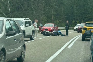 DEVOJKA POVREĐENA, A DELOVI MOTORA SE RASULI SVUDA PO PUTU! Jeziva scena kod Nove Varoši