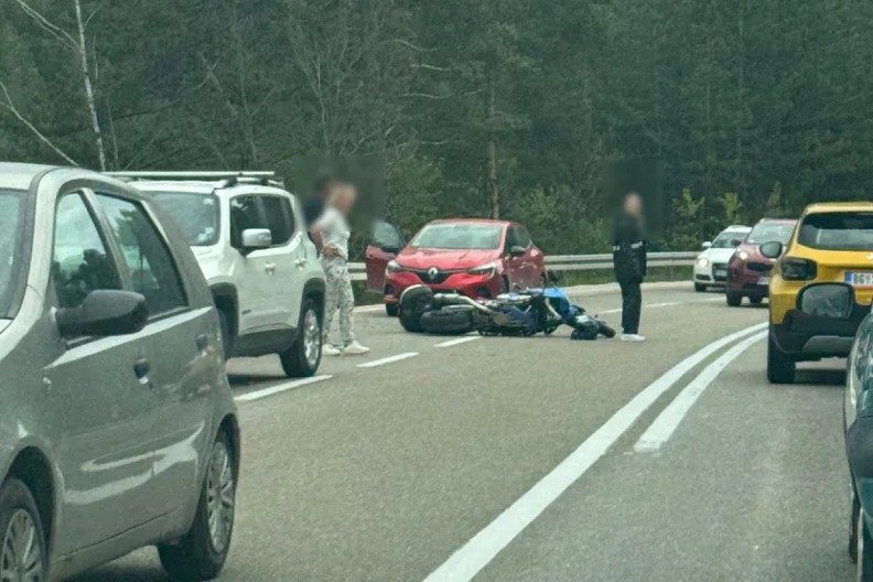 DEVOJKA POVREĐENA, A DELOVI MOTORA SE RASULI SVUDA PO PUTU! Jeziva scena kod Nove Varoši