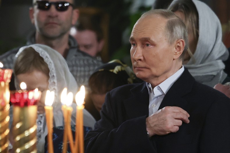 PUTIN JE TADA PRVI PUT KLEKNUO DA SE POMOLI Predsednik Rusije otkriva koji je bio najteži momenat njegove vladavine (VIDEO)