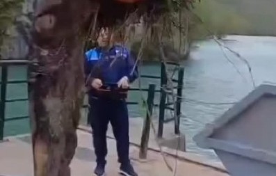 ''VIŠE MI SE NE ULAZI U VODU, OČIJU MI'' Radnici dizalicom izvukli monstruma iz reke Vrbas, vilica im je pala od šoka! (VIDEO)