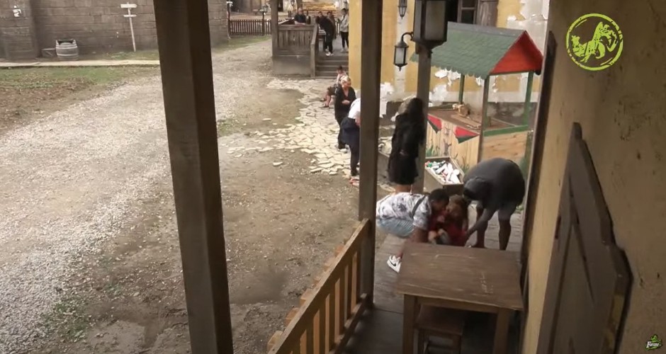 NAKON UDARCA NEPOMIČNO LEŽI NA PODU! Jezivo nasilje u rijalitiju, hitno stigla pomoć (VIDEO)