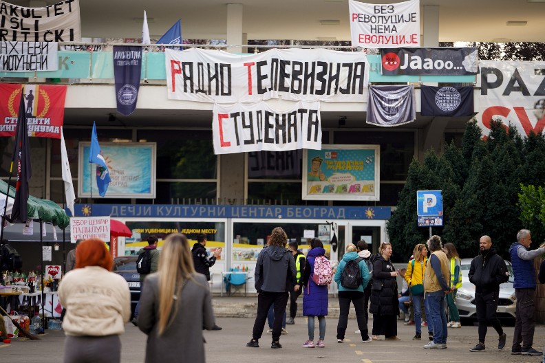 KO ĆE BLOKADERE DA OBAVESTI DA JE OBOJENA REVOLUCIJA PROPALA?