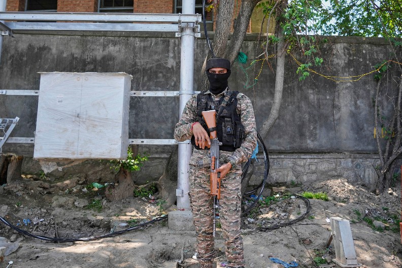 UDARAC U ZORU, KRV DO PODNE: Kašmir pod paljbom, tela svuda po ulicama