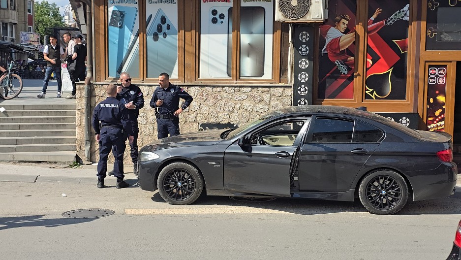 MLADIĆI IZ BMW-A PALI U POLICIJSKOJ STANICI! Još jedna zaplena narkotika u Novom Pazaru (VIDEO)
