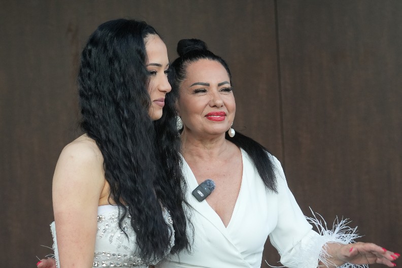 ZLATA STIGLA NA PUNOLETSTVO UNUKE VASILISE Neverovatno koliko liči na pevačicu (FOTO)