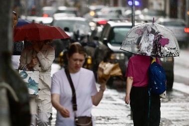 PONESITE KIŠOBRANE, STIŽU PLJUSKOVI! Ove delove Srbije očekuje kiša do kraja dana