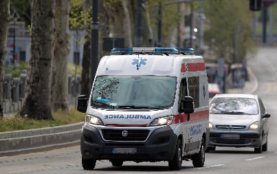 TRI OSOBE LAKŠE POVREĐENE U TRI UDESA Hitna pomoć intervenisala na javnim mestima najviše zbog pijanaca!