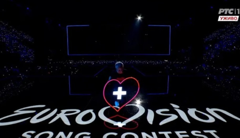 FAN SE POPEO NA BINU EVROVIZIJE Ovo se do sada nikada nije desilo, publika zanemela od šoka (FOTO)