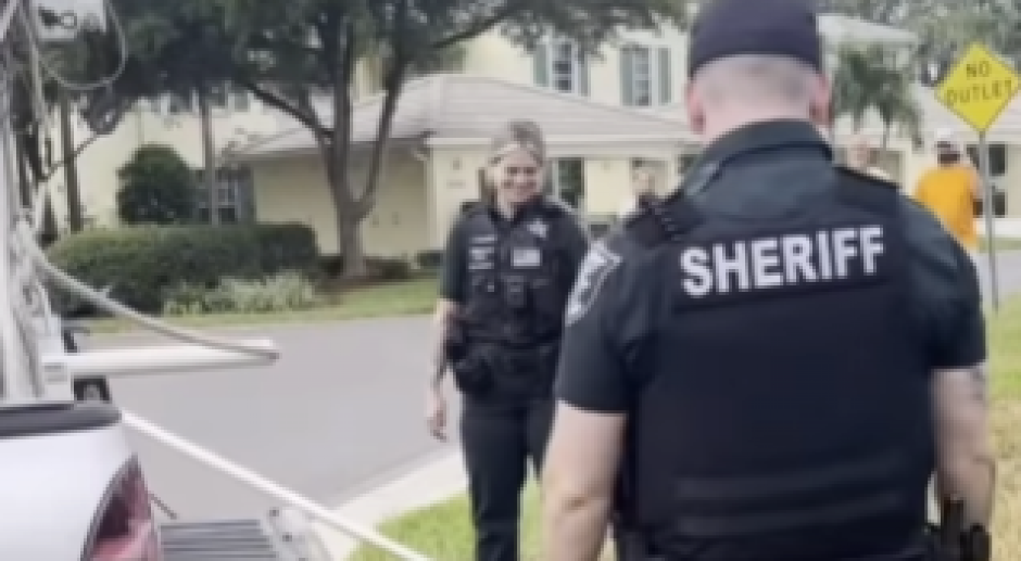 KRVOLOČNI PREDATOR ZAKUCAO NA VRATA, A ONDA JE USLEDILA NEOBIČNA SCENA Američka policija sve snimila (VIDEO)