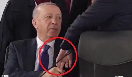 UHVATIO I NE PUŠTA! Snimak neobičnog razgovora Erdogana i Makrona obišao planetu (VIDEO)