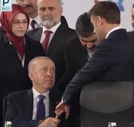 ERDOGAN DRŽI MAKRONA ZA PRST! Da li je ovo znak moći ili nešto mnogo opasnije?