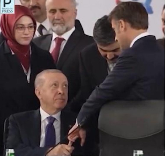 ERDOGAN DRŽI MAKRONA ZA PRST! Da li je ovo znak moći ili nešto mnogo opasnije?