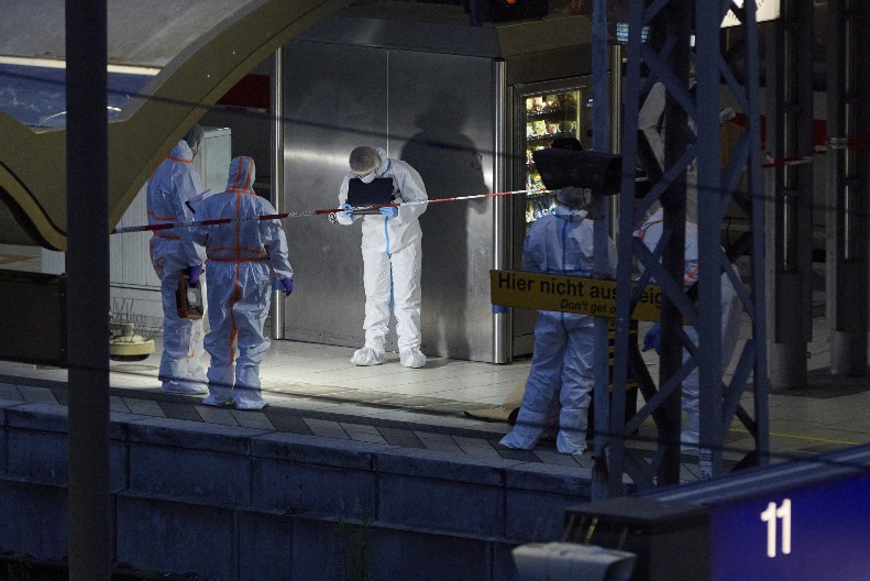 ŽENA PODIVLJALA U HAMBURGU! Napravila masakr na ulici, 18 ranjeno, oglasio se Merc!