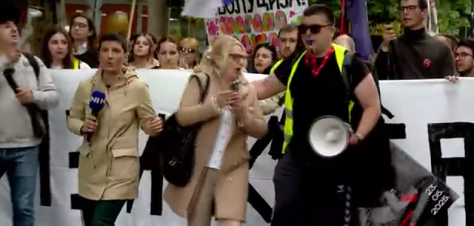 BRUKA Blokaderi foteljaši maltretiraju ženu koja ide kući s posla