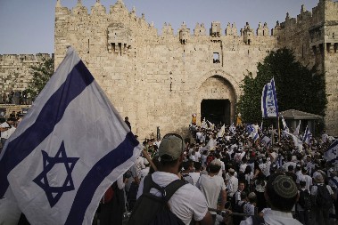 OPŠTA TUČA U JERUSALIMU! Desničarski Jevreji na Velikom maršu naleteli na Palestince, krenuo haos!