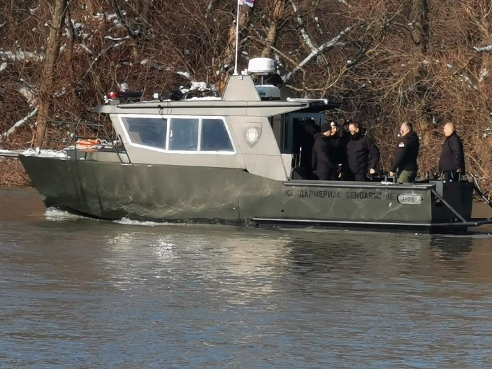 POTONULI BROD IZVUČEN IZ SAVE, TELO MUŠKARCA I DALJE UNUTRA Kapetan objasnio zašto je bilo potrebno godinu dana da se plovilo izvuče