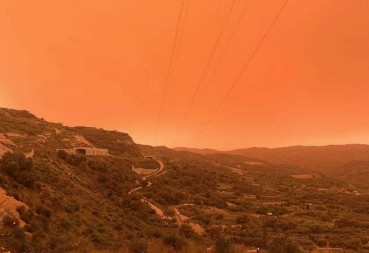 APOKALIPTIČNI PRIZORI IZ GRČKE! Na Kritu kao u SAHARI, pesak zasuo čuveno ostrvo, nebo potpuno promenilo boju (VIDEO, FOTO)