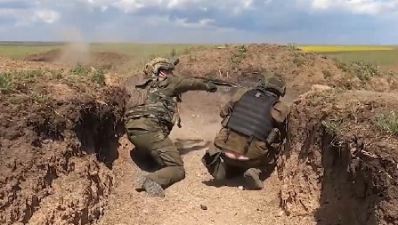 "ZAMRZLI SU SE, A ONDA BACILI ORUŽJE" Izveštaj s fronta iz prve ruke: Kada stisnu ruska "klješta", to izgleda ovako (VIDEO)