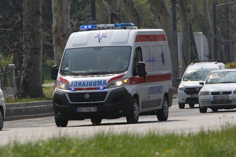 TRI OSOBE POVREĐENE U TRI UDESA TOKOM PROTEKLE NOĆI U BEOGRADU Hitna pomoć intervenisala 105 puta