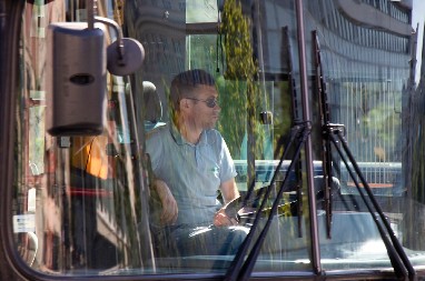 VOZAČ NAGLO ZAUSTAVIO AUTOBUS, I IZAŠAO BEZ REČI Putnici mislili da je kvar, kad su shvatili pravi razlog, zaledila im se krv u žilama!