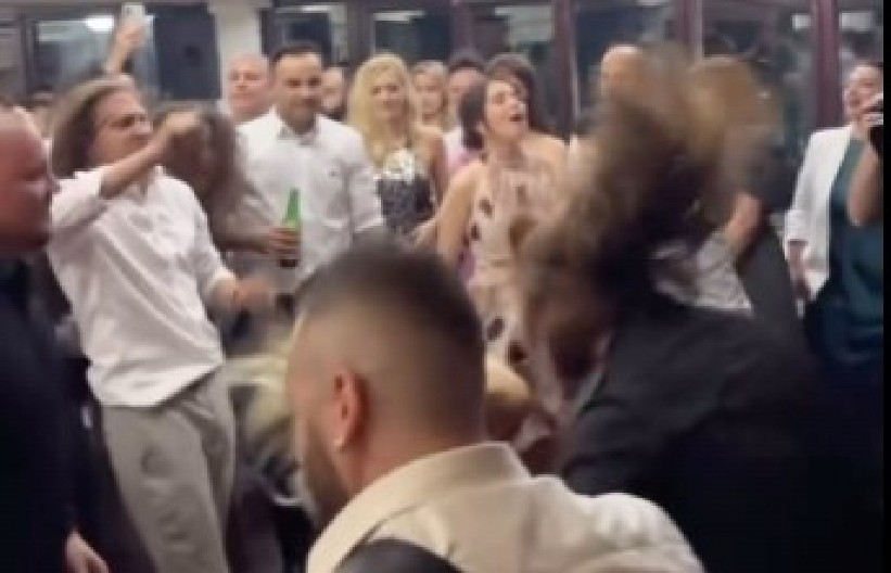 ''FAMILIJA U ŠOKU, A BEND U TRANSU' Snimak sa svadbe u Vranju zapalio region, gosti se krstili i levom i desnom! (VIDEO)