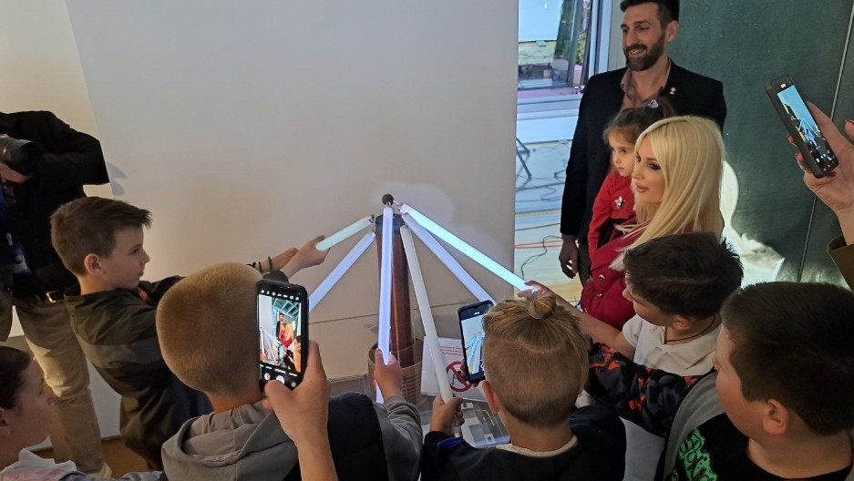 PRILIKA DA SE ZAVIRI U ŽIVOT I DELO NAJVEĆEG NAUČNIKA! Izložba Muzeja Nikole Tesle očarala publiku u Pljevljima (FOTO)