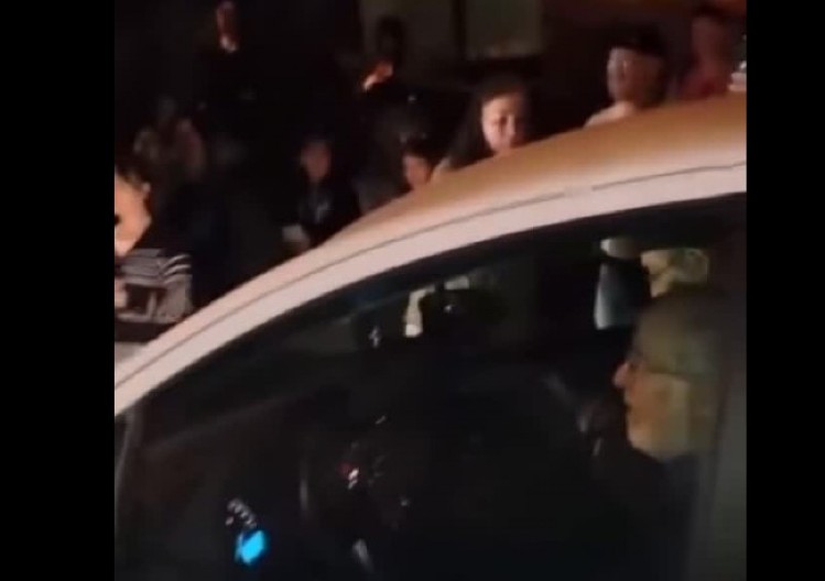 OPROSTI IM BOŽE, NE ZNAJU ŠTA RADE! Blokaderi nasrnuli na sveštenika, snimali ga, provocirali i vređali! (VIDEO)