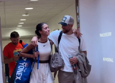 RAME ZA PLAKANJE Olga Danilović posle poraza pala dečku u zagrljaj, svi pričaju o njihovom susretu (VIDEO)