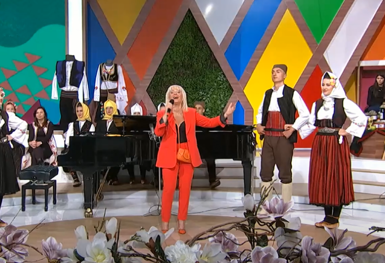 "GOVORILI SU DA SAM SELJANKA" Naša pevačica završila u suzama zbog Rokvića: "Rekli su da sam dno dna"