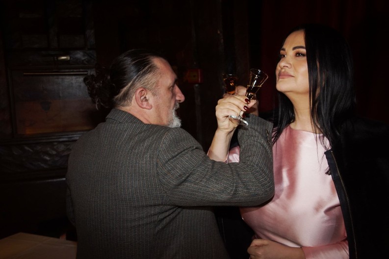 KAD SE SPOJE KAFANA I KARIJERA Jana i Kudra zapevali “Dubiozu” i stigli do milion pregleda!