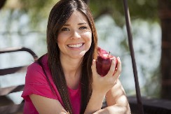 KAKO UŽIVATI U PRAZNIČNIM JELIMA BEZ PREJEDANJA Uvek birajte manju porciju, a ako budete još gladni, možete se vratiti po još, saveti kako da olakšate sebi