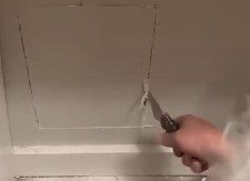 ČULI NEOBIČNO LUPANJE U ZIDU, PA ISEKLI PLOČU ''Klupko'' se odjednom pomerilo, umalo se onesvestili od šoka! (VIDEO)