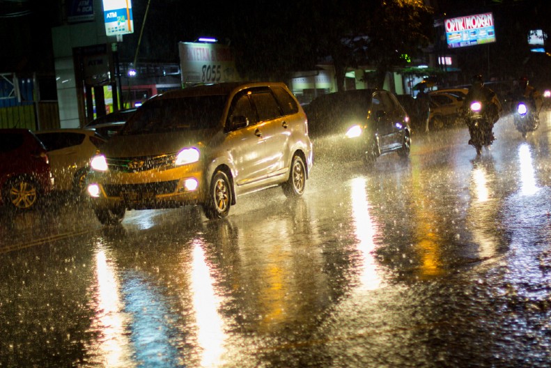 VOZAČI SE GODINAMA PITAJU Evo da li je bolje imati žuta ili bela svetla, posebno kad je magla na putu