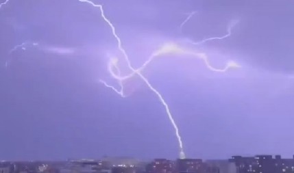 GRUVALO PO KAPITOLU U EMPAJER STEJT BILDINGU Američke znamenitosti pogođene gromovima u novogodišnjoj noći (VIDEO)