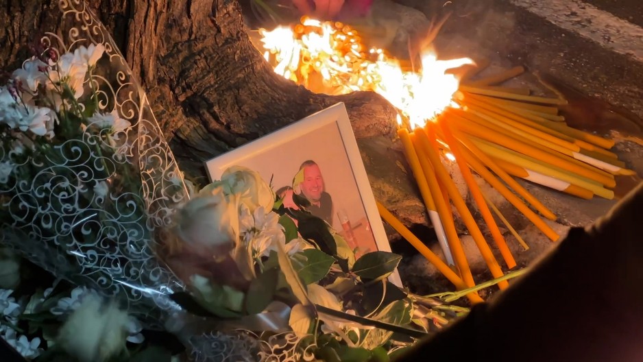 VELIKI BROJ GRAĐANA DOŠLO DA ZAPALI SVEĆU ZA IVANU I PEĐU Grad tuguje za ubijenim bračnim parom (FOTO)
