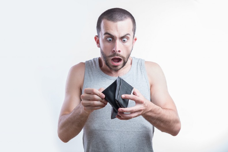 SIROMAŠNI MLADIĆ IZGUBIO 6000 DINARA ZA KUPOVINU HRANE Neverovatnim i humanim gestom, žena mu je spasila dan!