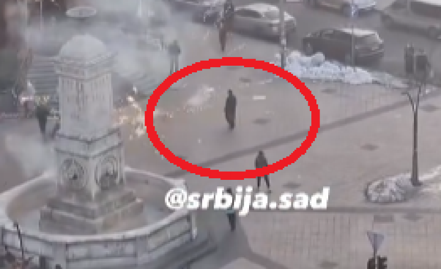 ČOVEK STAO NASRED TERAZIJA I GAĐAO LJUDE VATROMETOM Drama u centru, intervenisala policija (VIDEO)