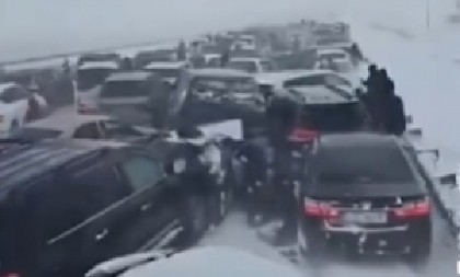 12 LJUDI POVREĐENO U MASOVNOM SUDARU 95 AUTOMOBILA Objavljen snimak najveće saobraćajne nesreće u 2025. godini - za sada (VIDEO)