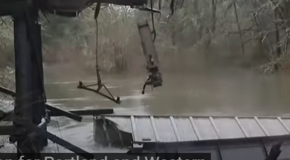 SRUŠIO SE ŽELEZNIČKI MOST Građani Oregona upozoreni, sumnja se na izlivanje hemikalija (VIDEO)