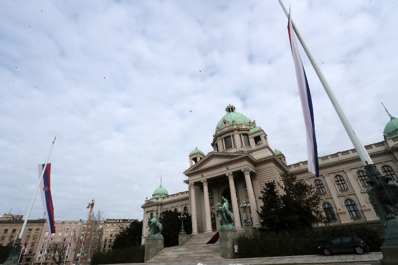 SRBIJA DANAS TUGUJE ZBOG STRAVIČNE TRAGEDIJE NA CETINJU Dan žalosti, zastave su svuda na pola koplja (FOTO)