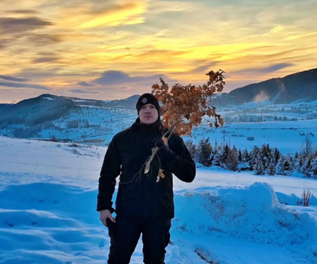 SLOBA RADANOVIĆ ČESTITAO BADNJI DAN SNAŽNIM REČIMA Pevač jutros poranio u šumu po badnjak, pa se obratio vernicima