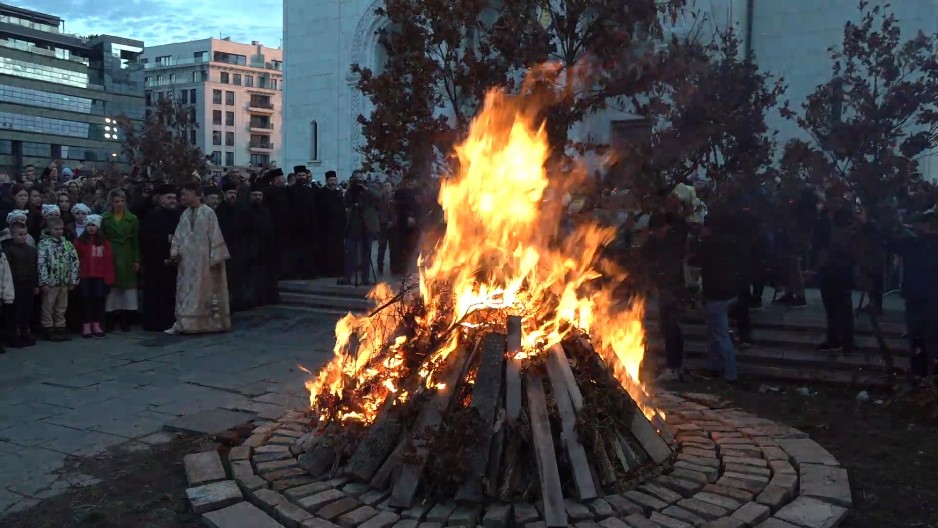 BADNJI DAN U SRBIJI: Tradicionalno paljenje Badnjaka ispred Hrama Svetog Save u Beogradu (VIDEO)