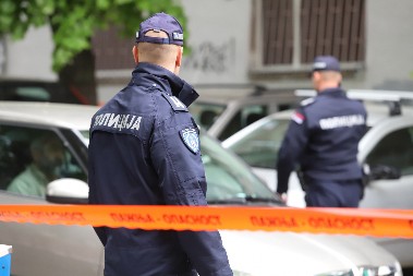 INCIDENT KOD CRKVE U SELU RAKOVICA Policija na vreme uhapsila naoružanog čoveka