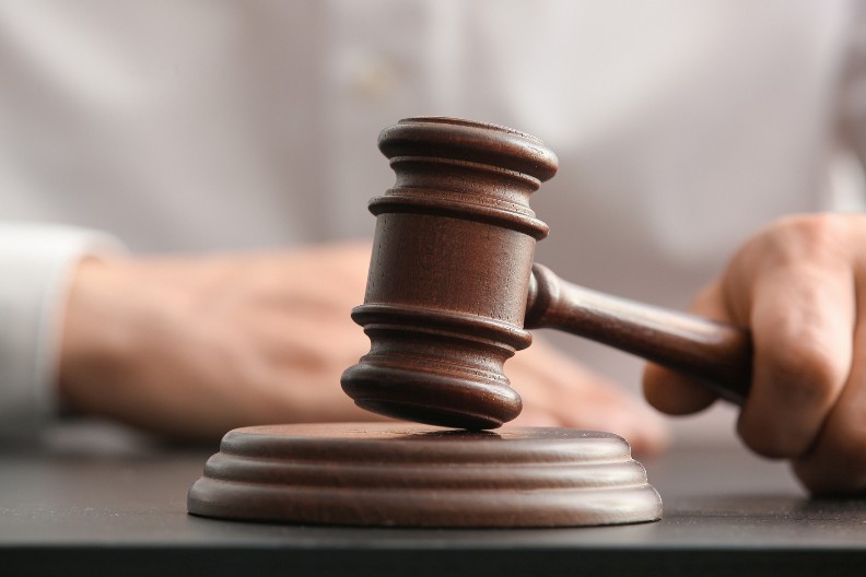 NASILNIK IZ TAKOVSKE PRIZNAO KRIVICU! Razbio staklo na kolima, pa tukao vozača pred ženom i bebom