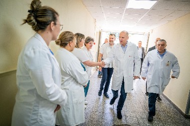 "KAD KAŽEMO DA ĆEMO NEŠTO RADITI, MI TO I RADIMO" Lončar obišao renovirana odeljenja u UKC Kragujevac (FOTO)