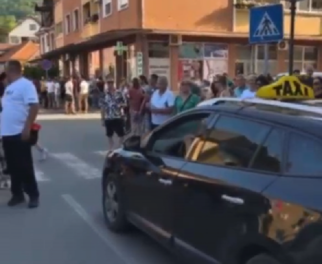 BLOKADNI TERORISTI POKUŠAVAJU DA NAPRAVE HAOS U U KOSJERIĆU Znaju da ih narod neće pa blokiraju glavnu ulicu