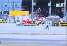 HAOS NA AERODROMU! Muškarca jure po pisti u blizini aviona u pokretu (VIDEO)