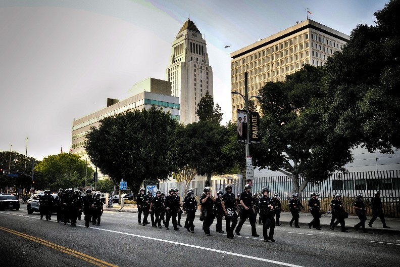 OPASNA ESKALACIJA PROTESTA Pentagon šalje bataljon marinaca u Los Anđeles, uhapšeno više od 100 ljudi (VIDEO)