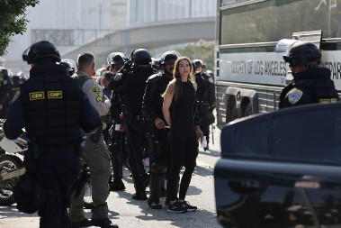 GRADONAČELNICA POKUŠAVA DA ZOVE TRAMPA Blokaderi hoće rat, borba je počela!
